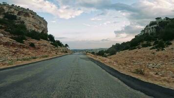 strada viaggio di auto lungo il montagna strade e serpentine su sanset di tacchino. video