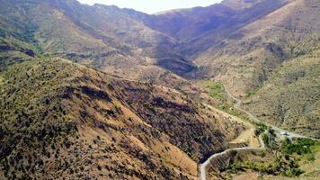 aéreo ver de un la carretera con tráfico en el montañas. Turquía video