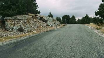 estrada viagem de carro ao longo a montanha estradas e serpentinas em sanset do peru. video