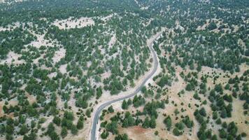 route voyage par voiture le long de le Montagne routes et serpentins de Turquie. video