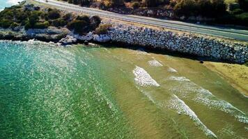 un calma, sereno orilla con arenoso playa y Oceano ondas. video