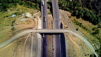 Panorama Landschaft von Autobahn Straße zwischen Berge. Autobahn Straße Antenne Sicht. video