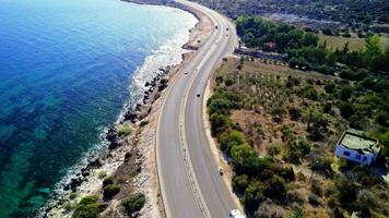 strada viaggio lungo il montagnoso e costiero strade e serpentine di tacchino. video