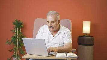 uomo invio sbagliato posta su il computer portatile. non posso ottenere posta Indietro. video