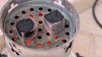 ardiente carbones para narguile en el eléctrico cocina. proceso de preparando shisha video