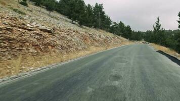 strada viaggio di auto lungo il montagna strade e serpentine su sanset di tacchino. video