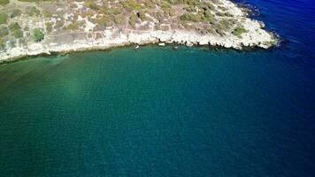zumbido volador terminado el línea costera de el Mediterráneo Turquía en el verano.mersin video