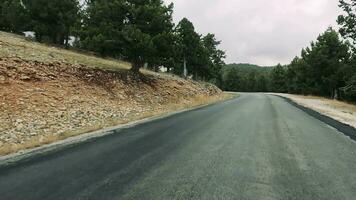 strada viaggio di auto lungo il montagna strade e serpentine su sanset di tacchino. video