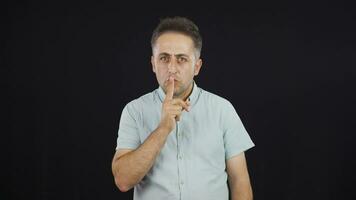 le homme qui veut silence. video