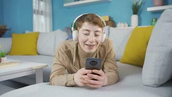 joven hombre gasto hora en el teléfono y escuchando a música. video