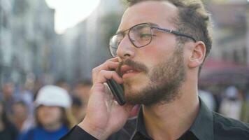 le homme qui ne peux pas être parvenu par téléphone, bondé environnement. video