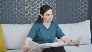 a mulher lendo a jornal. video