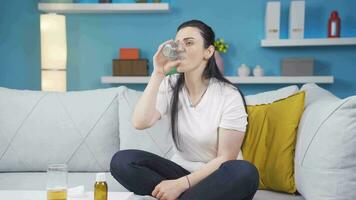 el mujer quien consume agua. video