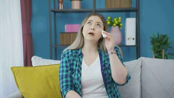 enfermo mujer con líquido ojos. video