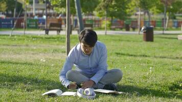 Universidad estudiante sufrimiento desde cuello dolor estudiando al aire libre. video