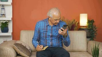 homem levando notas dentro caderno. video