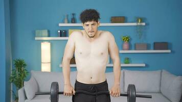 joven atleta hombre haciendo Deportes peso capacitación. sano estilo de vida. video