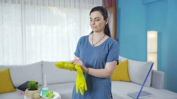 Frau tragen Reinigung Handschuhe. video