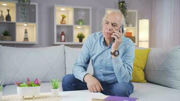 de Mens ruzie maken met zijn vrouw Aan de telefoon duurt uit zijn ring. video