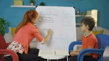 lärare föreläsningar en pojke studerande, studerande frågar tillstånd till ha en säga. video