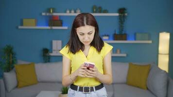 de telefoon van de jong vrouw pratend Aan de telefoon loopt uit van aanval. video