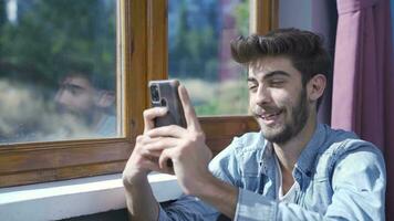 homem mensagens de texto com feliz expressão. video