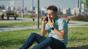 feliz homem obtendo Boa notícia em a telefone. video