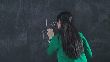 el mujer con hígado fracaso escritura en el pizarra mira a el cámara indefenso y afligido. video