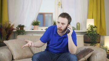 homem falando em a telefone discutindo. video