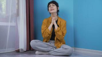 joven mujer Orando a dios. video