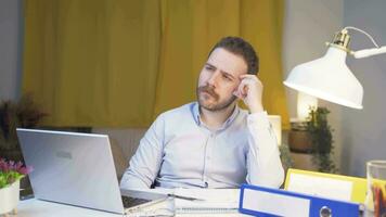 Home office worker man coming up with idea looking at camera. video