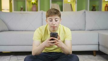 Jeune homme navigation téléphone, en utilisant social médias. video