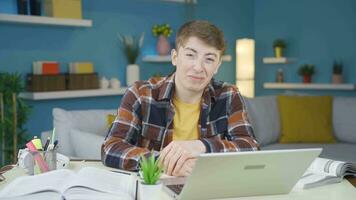 deprimiert Schüler suchen beim Kamera. video