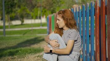 assustado jovem mulher, depressivo e nervoso. video