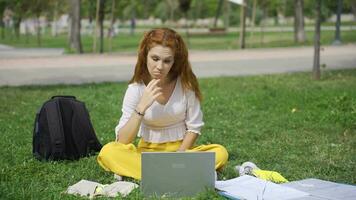 universitet studerande tittar på användbar innehåll, vetenskap och kurs Träning. video