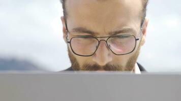 uomo d'affari Lavorando su il computer portatile di il mare. video