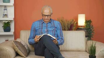 el hombre leyendo el libro. video