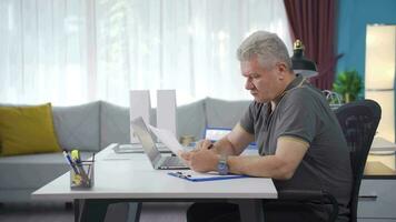 casa escritório trabalhador homem examinando, analisando documentos. video