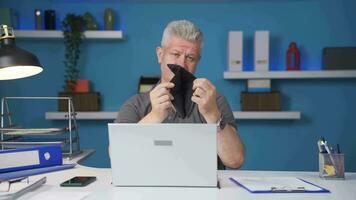 Home office worker man showing his empty wallet to the camera. video