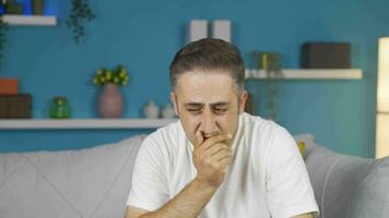 homem pensando do triste e triste recordações. video