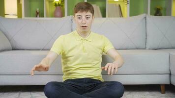 joven hombre bailando divertido y divertido. video