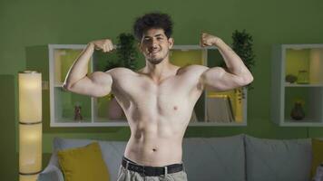 retrato de muscular y ajuste joven hombre. video