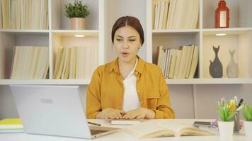 le femelle étudiant qui finitions le devoirs est content et pacifique. video