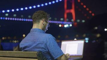 Mann tun Arbeit auf Laptop gegen Nacht Meer Sicht. video