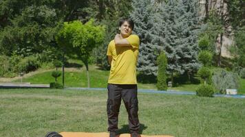 joven hombre hacer ejercicio al aire libre, deporte. video