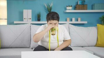 obesità ragazzo inizia dieta, ambizioso e determinato. video