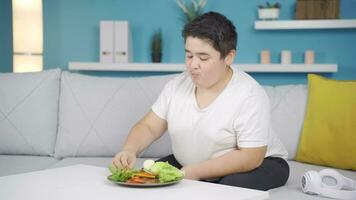 obesidade Garoto comendo saudável e levando Cuidado do ele mesmo. video