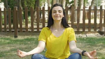 Mujer haciendo yoga al aire libre. video