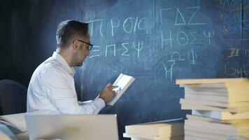 historiador hombre dibujo antiguo griego alfabeto en pizarra. video
