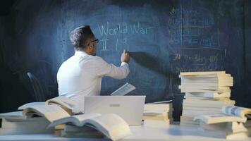 The historian man writing the years of the second world war on the blackboard. video